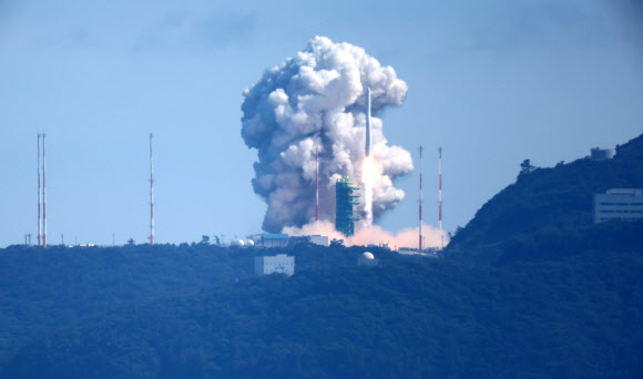 국내 독자 기술로 개발된 한국형 발사체 누리호(KSLV-Ⅱ)가 21일 오후 전남 고흥군 나로우주센터에서 2차 발사되고 있다. 이번 2차 발사는 한국이 독자 개발한 발사체에 실제 기능을 지닌 독자 개발 인공위성을 실어서 쏘는 첫 사례다. 2022.6.21  연합뉴스