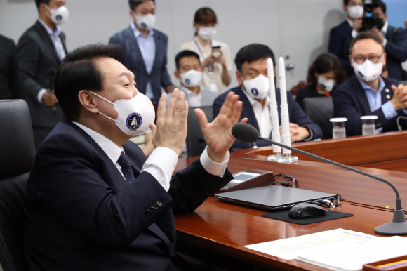 윤석열 대통령이 21일 용산 대통령실 청사 영상회의실에서 국내 독자 기술로 개발된 한국형 발사체 누리호(KSLV-Ⅱ) 2차 발사 생중계를 시청하며 박수치고 있다. 2022.6.21  대통령실사진기자단