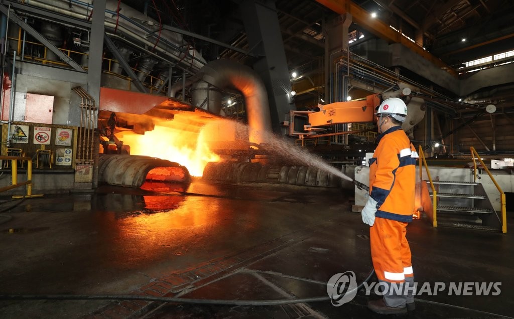 포스코 광양제철소 제5고로에서 한 근로자가 뜨거운 쇳물 곁에서 작업하는 모습. 연합뉴스