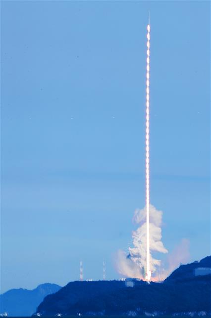 순수 국내기술로 제작된 한국형 최초 우주발사체 ‘누리호’(KSLV-Ⅱ)‘가 21일 전남 고흥군 나로우주센터에서 발사되고 있다. 기상 문제와 기체 이상 발견으로 두 차례 미뤄진 누리호 2차 발사는 위성 모사체(더미 위성)만을 실었던 1차 발사 때와 달리, 실제 성능 검증 위성과 큐브 위성을 싣고 발사된다. 2022.6.21 뉴스1