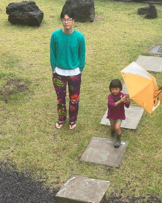 싱어송라이터 겸 화가 마이큐가 연인 김나영 아이들과 행복한 일상을 보내고 있다. SNS 캡처