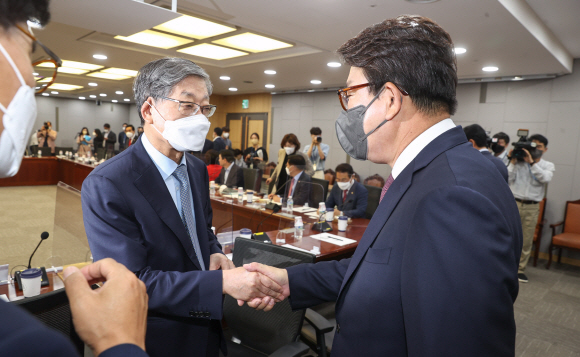 김황식 전 국무총리, 권성동 국민의힘 원내대표가 22일 서울 여의도 국회 의원회관에서 열린 국민의힘 국회의원 1호 공부 모임 ‘내일을 바꾸는 미래전략 2024, 김황식 前 국무총리에게 듣는다! 시대의 과제, 사회통합과 정치선진화’에서 인사를 나누고 있다.2022. 6. 22 김명국 기자