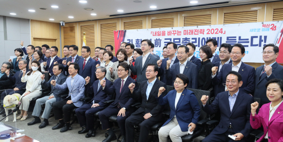 22일 국회에서 열린 ‘혁신 24 새로운 미래’ 포럼에 참석한 권성동 국민의힘 원내대표와 김기현 의원, 김황식 전 국무총리 등 참석자들이 행사 시작에 앞서 파이팅을 외치며 기념촬영을 하고 있다. ‘혁신 24 새로운 미래’는 김기현 의원이 구성한 국민의힘 의원들의 공부 모임으로 이날은 김황식 전 국무총리를 초청해 ‘시대의 과제, 사회통합과 정치 선진화’를 주제로 강연을 들었다. 2022. 6. 22 김명국 기자