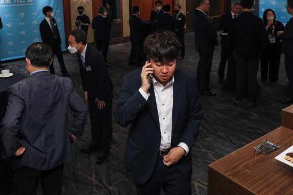이준석 국민의힘 대표가 22일 서울 중구 롯데호텔에서 열린 ‘2022 경향포럼’에 참석해 행사 전 전화통화를 하고 있다. 2022. 6. 22  국회사진기자단