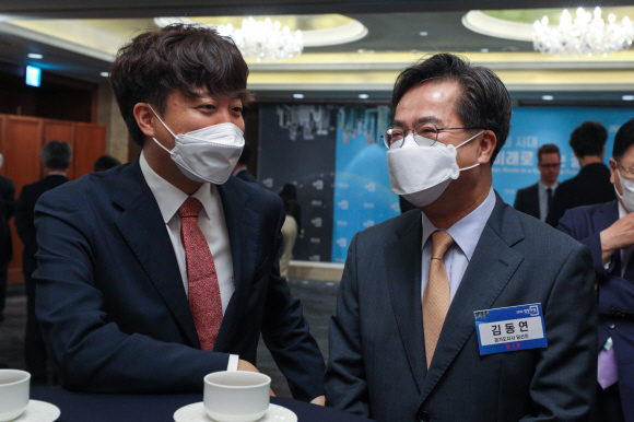 이준석 국민의힘 대표와 김동연 경기도지사 당선인이 22일 서울 중구 롯데호텔에서 열린 ‘2022 경향포럼’에 참석해 행사 전 환담을 나누고 있다. 2022. 6. 22  국회사진기자단