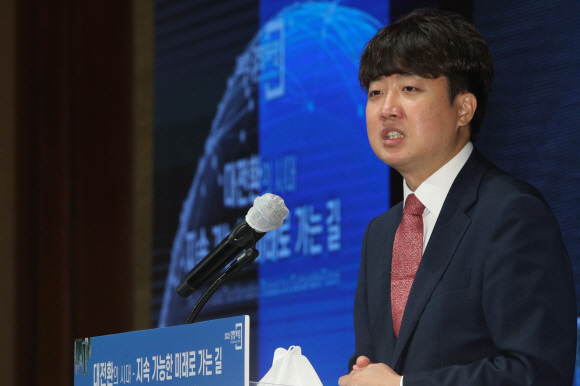 이준석 국민의힘 대표가 22일 서울 중구 롯데호텔에서 열린 ‘2022 경향포럼’에서 축사를 하고 있다. 2022. 6. 22  국회사진기자단