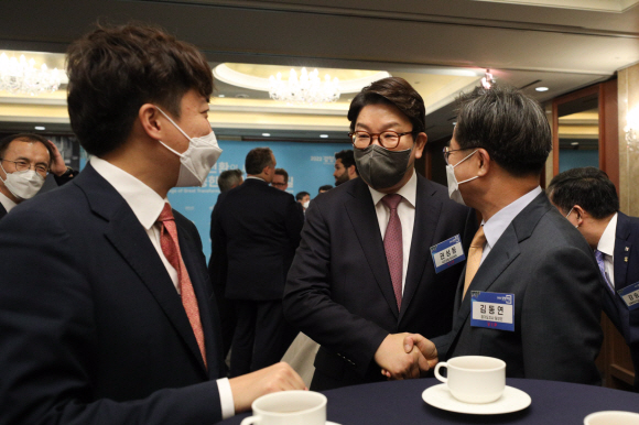 이준석 국민의힘 대표, 권성동 국민의힘 원내대표, 김동연 경기도지사 당선인이 22일 서울 중구 롯데호텔에서 열린 ‘2022 경향포럼’에 참석해 행사 전 환담을 나누고 있다. 2022. 6. 22  국회사진기자단