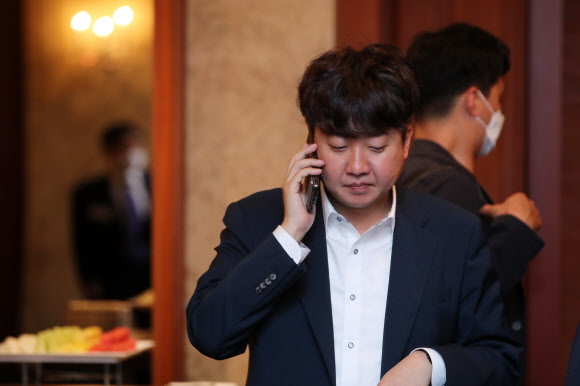 국민의힘 이준석 대표가 22일 서울 중구 롯데호텔에서 열린 ‘2022 경향포럼’에 참석, 통화하고 있다. 2022.6.22  국회사진기자단