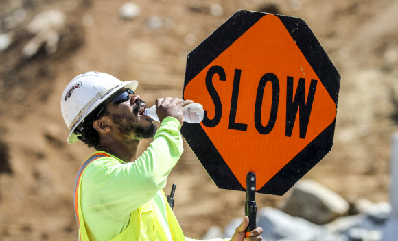 지난 17일 미국 애틀랜타주의 한 도로에서 한 공사 인부가 폭염에 물을 마시고 있다. AP