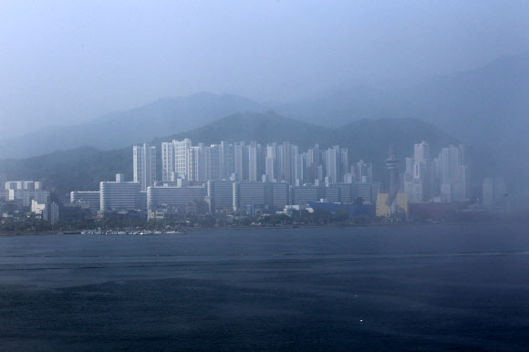 동해안의 짙은 안개가 이틀째 이어지는 22일 오전 강원도 속초시내 건물들이 안개에 묻혀 있다. 2022.6.22  연합뉴스