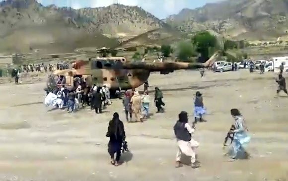 아프가니스탄 탈레반 전사들이 22일 규모 6.1의 지진이 덮친 팍티카주 가얀 지구에서 다친 주민들을 정부 헬리콥터에 태우고 있다. 박타르주 통신 동영상 갈무리 AP 연합뉴스