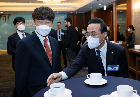 이준석(왼쪽) 국민의힘 대표와 박홍근 더불어민주당 원내대표가 22일 서울 중구 롯데호텔에서 열린 ‘2022 경향포럼’에서 이야기를 나누고 있다. 국회사진기자단