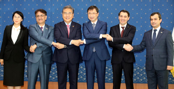 박진 장관·주한 중앙아시아 대사들 만남