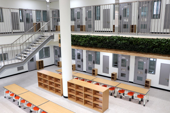 국방부가 23일 경기 이천시 국군교도소에서 신축 수용동 준공식을 앞두고 수용동의 내외부를 공개했다. 사진은 수용자 간 상호 교류가 가능한 공용휴게실(Day-room). 2022.6.23  국방부 조사본부 제공