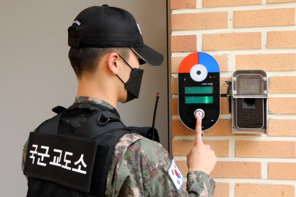 국방부가 23일 경기 이천시 국군교도소에서 신축 수용동 준공식을 앞두고 수용동의 내외부를 공개했다. 사진은 수용동 외부에서 스마트 비상벨을 활용하는 근무자 모습. 2022.6.23  국방부 조사본부 제공