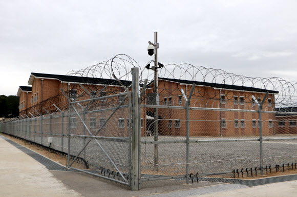 국방부가 23일 경기 이천시 국군교도소에서 신축 수용동 준공식을 앞두고 수용동의 내외부를 공개했다. 사진은 인공지능 CCTV 감시 시스템, 진동 감지 센서가 보강된 수용동 울타리 모습. 2022.6.23  국방부 조사본부 제공