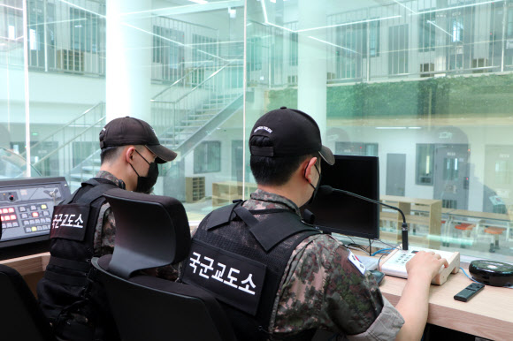 국방부가 23일 경기 이천시 국군교도소에서 신축 수용동 준공식을 앞두고 수용동의 내외부를 공개했다. 사진은 근무자실에서 계호작전을 수행하는 근무자들 모습. 2022.6.23  국방부 조사본부 제공