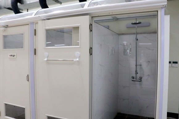 국방부가 23일 경기 이천시 국군교도소에서 신축 수용동 준공식을 앞두고 수용동의 내외부를 공개했다. 사진은 국군교도소 내 샤워실 모습. 2022.6.23  국방부 조사본부 제공