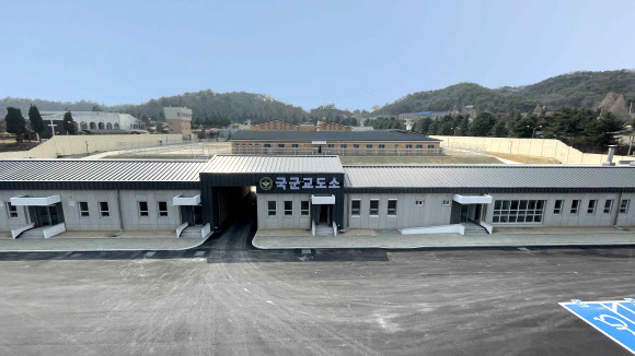 국방부가 23일 경기 이천시 국군교도소에서 신축 수용동 준공식을 앞두고 수용동의 내외부를 공개했다. 사진은 국군교도소 신축 건물 전경. 2022.6.23  국방부 조사본부 제공