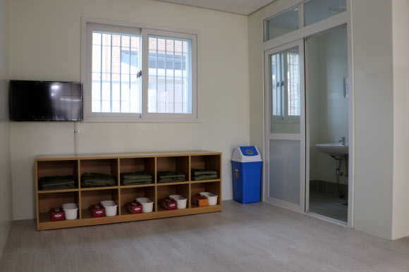 국방부가 23일 경기 이천시 국군교도소에서 신축 수용동 준공식을 앞두고 수용동의 내외부를 공개했다. 사진은 국군교도소 혼거실 모습. 2022.6.23  국방부 조사본부 제공