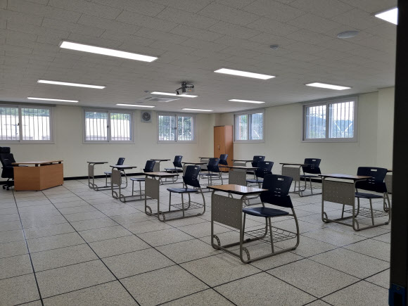 국방부가 23일 경기 이천시 국군교도소에서 신축 수용동 준공식을 앞두고 수용동의 내외부를 공개했다. 사진은 공개된 국군교도소 강의실 모습. 2022.6.23  연합뉴스