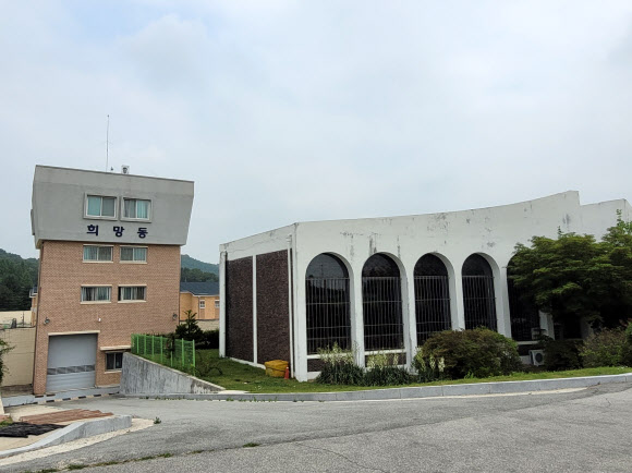 국방부가 23일 경기 이천시 국군교도소에서 신축 수용동 준공식을 앞두고 수용동의 내외부를 공개했다. 사진은 공개된 국군교도소 영내 종교시설. 2022.6.23  연합뉴스