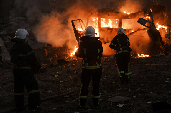 우크라이나 남부 주요 수출항인 미콜리아우에서 러시아군의 공격으로 발생한 화재를 소방관들이 진압하고 있다. 2022.6.18 AP 연합뉴스
