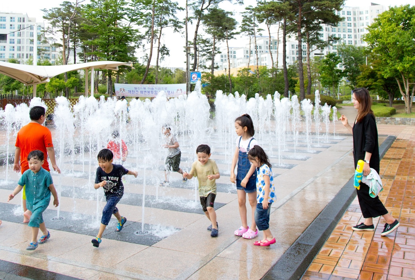 서울 강서구 공원 바닥분수에서 아이들이 물놀이를 즐기고 있다. 강서구 제공