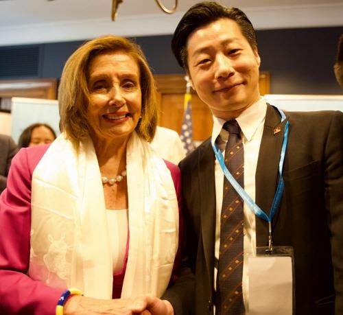 낸시 펠로시(왼쪽) 미국 하원의장(왼쪽)과 린창쭤 대만 입법위원. 린창쭤 페이스북 캡처 연합뉴스