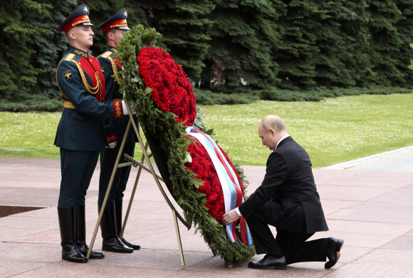 ‘나치독일 침공 81주년’ 무명용사 묘에 헌화하는 푸틴 대통령