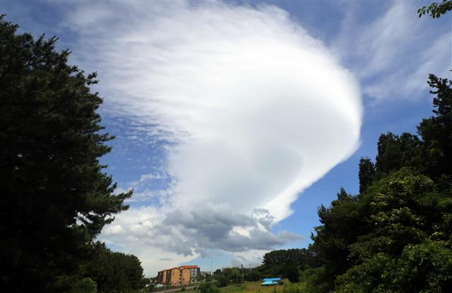 23일 오후 제주시 하늘에 바람이 강한 날씨에 형성되는 ‘렌즈구름’이 떠올라 눈길을 끌고 있다.  렌즈구름은 덥고 습한 공기가 한라산을 넘어가면서 만들어진다. 2022.6.23 뉴스1