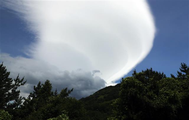23일 오후 제주시 하늘에 바람이 강한 날씨에 형성되는 ‘렌즈구름’이 떠올라 눈길을 끌고 있다.  렌즈구름은 덥고 습한 공기가 한라산을 넘어가면서 만들어진다. 2022.6.23 뉴스1