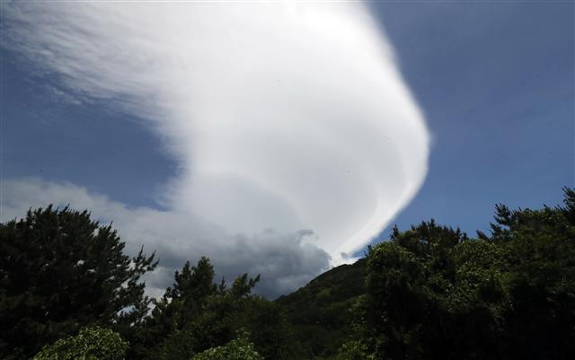 23일 오후 제주시 하늘에 바람이 강한 날씨에 형성되는 ‘렌즈구름’이 떠올라 눈길을 끌고 있다.  렌즈구름은 덥고 습한 공기가 한라산을 넘어가면서 만들어진다. 2022.6.23 뉴스1