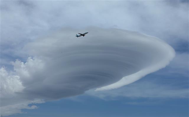 23일 오후 제주시 이호해수욕장 하늘에 바람이 강한 날씨에 형성되는 ‘렌즈구름’이 떠올라 눈길을 끌고 있다. 렌즈구름은 덥고 습한 공기가 한라산을 넘어가면서 만들어진다. 2022.6.23 뉴스1
