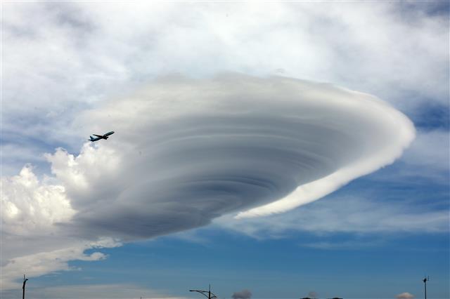 23일 오후 제주시 이호해수욕장 하늘에 바람이 강한 날씨에 형성되는 ‘렌즈구름’이 떠올라 눈길을 끌고 있다. 렌즈구름은 덥고 습한 공기가 한라산을 넘어가면서 만들어진다. 2022.6.23 뉴스1