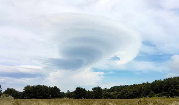 23일 오후 제주시 중산간 하늘에 렌즈구름이 나타나 시민 눈길을 사로잡고 있다. 2022.6.23  연합뉴스