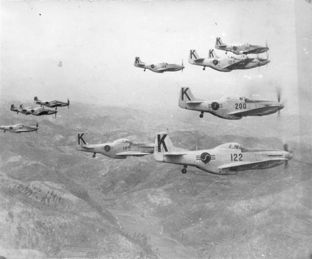 우리 공군 조종사 10명이 1950년 7월 2일 미 공군이 제공한 F51 전투기 10대를 주일미군 이타즈케 기지에서 인수한 뒤 공군 최초로 직접 조종해 대한해협을 건너 우리 영공을 비행하고 있는 모습. 공군 제공