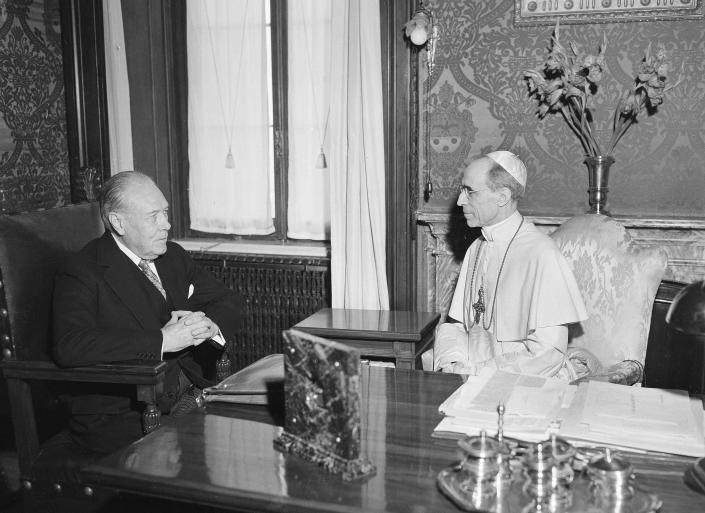달변으로 유명했던 교황 비오 12세가 해리 트루먼 미국 대통령의 특사 자격으로 바티칸을 찾은 마이런 C 테일러를 1947년 8월 26일(현지시간) 로마 근처 카스텔간돌포에서 접견하고 있다. AP 자료사진 