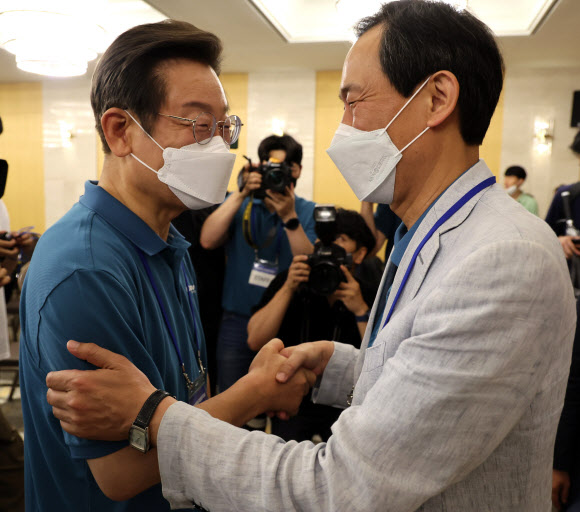인사하는 이재명 의원과 우상호 비대위원장