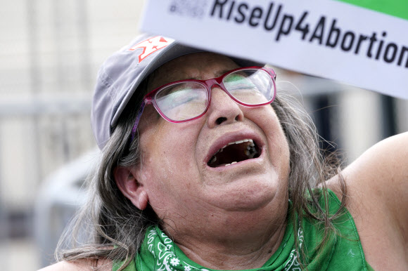 미국 연방 대법원이 낙태권을 보장했던 과거 판결을 폐지한 24일(현지시간) 대법원 앞에서 항의하고 있다. AP