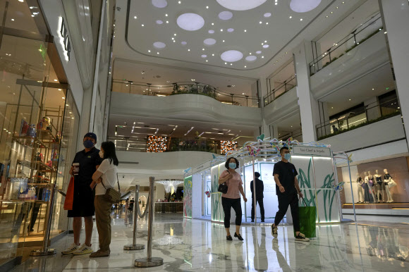 코로나19로 문을 닫았던 중국 베이징 쇼핑몰이 문을 다시 열자 중국인들이 방문하고 있다. 중국은 코로나19로 인해 상하이를 봉쇄했고 이 때문에 봉쇄된 곳은 경기 침체를 맞았다. AP연합뉴스. 2022.05.29