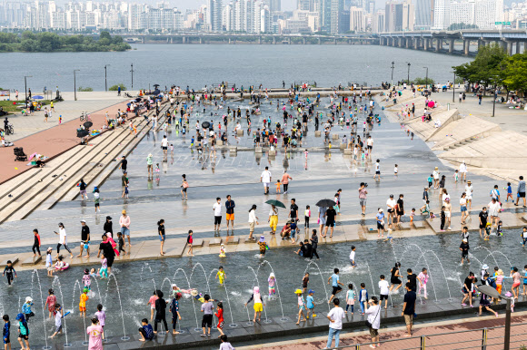 장마 잠시 소강 틈타 찾아온 더위에 붐비는 도심 물놀이장