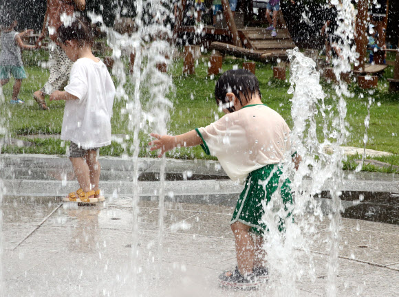 물놀이하는 아이들