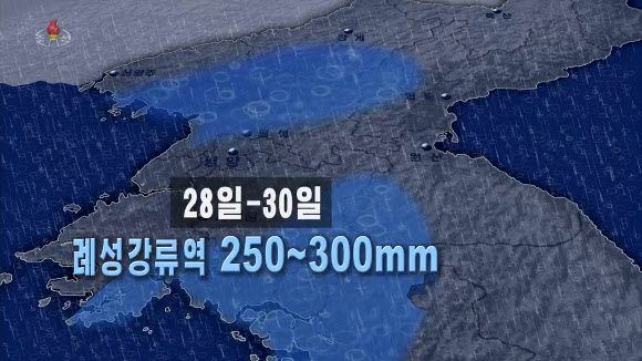 북한 기상수문국 실장 독고혁철은 26일 조선중앙TV에 출연해 전날 평양에 쏟아진 폭우로 인한 피해 상황을 설명하고 철저한 대비를 주문했다. 독고 실장은 오는 27일부터 예성강, 청천강 유역에 더 많은 비가 쏟아질 것으로 전망했다.  2022.6.26  조선중앙TV 화면