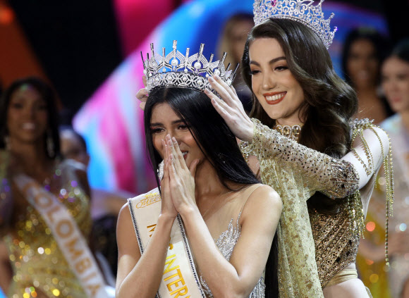 25일(현지시간) 태국 파타야에서 열린 트랜스젠더 미인대회인  ‘미스 인터내셔널 퀸 2022’에서 대상을 차지한 필리핀 참가자가 왕관을 쓰며 기뻐하고 있다. EPA 연합뉴스