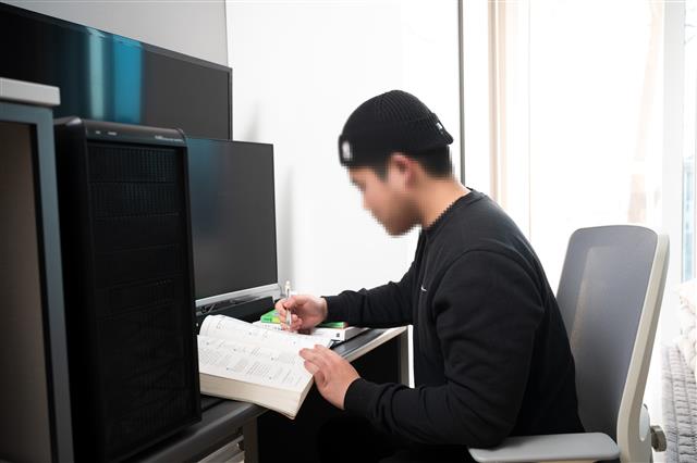 김지훈씨는 광주 센터에 마련된 자신의 방 책상에서 공부를 하며 미래를 준비하고 있다.  삼성전자 제공