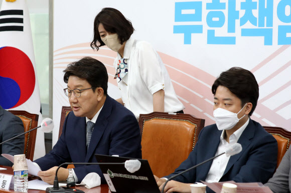 뒤늦게 최고위회의 참석하는 배현진