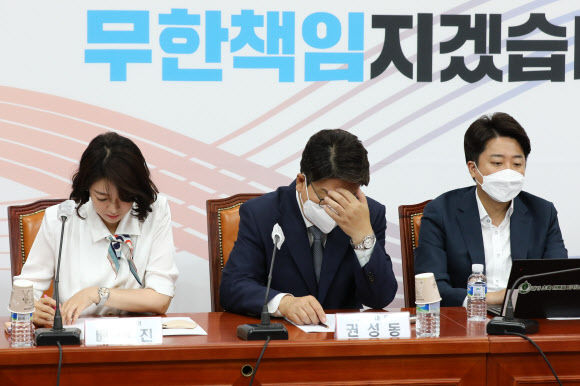 ‘가운데서 힘드네...’