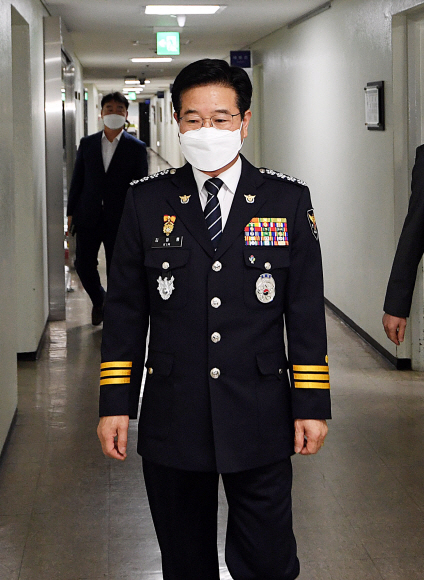 김창룡 경찰청장이 27일 서울 서대문구 경찰청 브리핑룸 앞에서 사의 입장 발표를 위해 이동하고 있다. 2022. 6. 27 오장환 기자