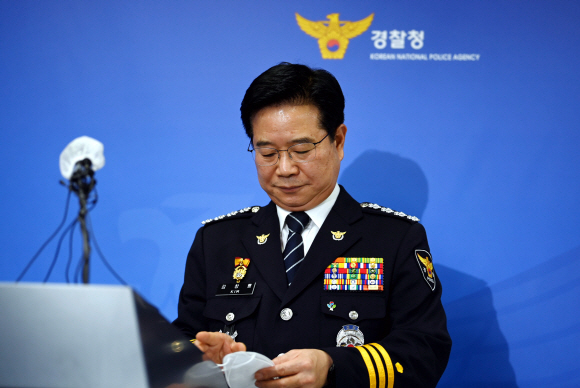 사의를 표명한 김창룡 경찰청장이 27일 오전 서울 서대문구 경찰청 브리핑룸에서 입장을 밝히고 있다. 김 청장은 최근 행정안전부의 경찰 통제안 발표에 따른 조직 내부 반발과 치안감 인사 번복 사태에 따른 윤석열 대통령의 질책 등을 수습하기 위해 사의를 표명했다.  2022. 6. 27 오장환 기자